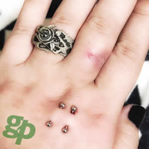 YUYA����̎�̃{�f�B�s�A�X�^�T�[�t�F�C�X